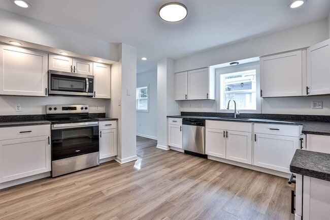 Building Photo - 252 Linden Ave