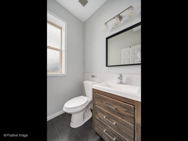 Building Photo - 5134 N Oakley Ave