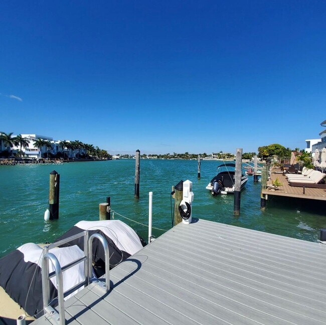 Building Photo - Beautiful waterfront townhouse in the heart of Miami