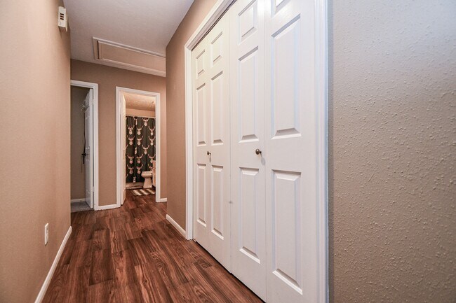 Building Photo - 8323 Lake Crystal Dr