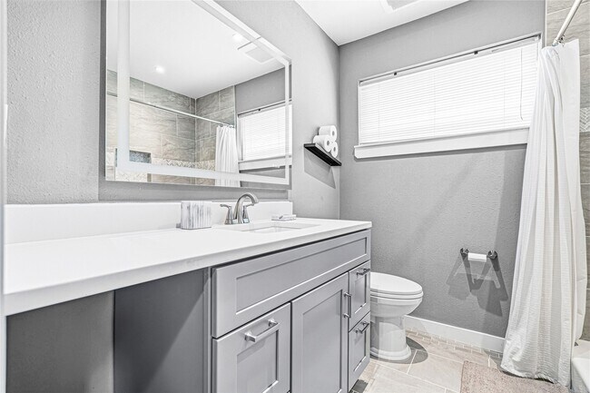 Building Photo - 1046 Apache Falls Dr