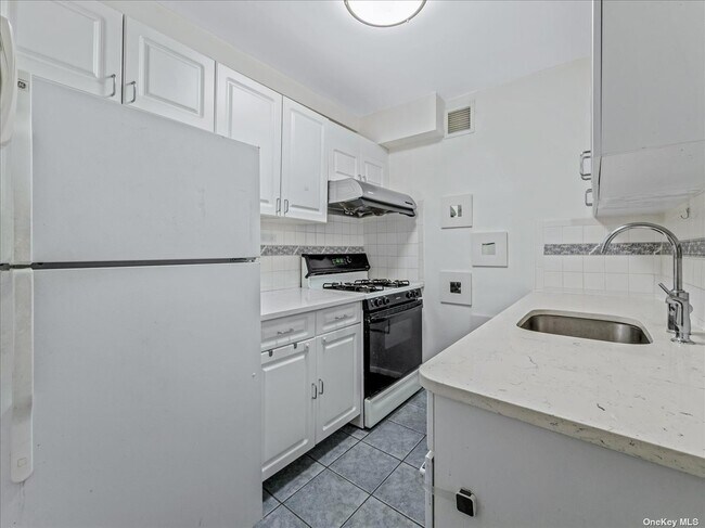 Building Photo - 102-10 66th Rd