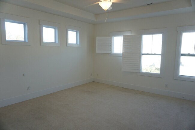 Building Photo - 3BR/3.5BA End Unit Townhome in Summerwalk!  $2,975/month - Pet friendly*