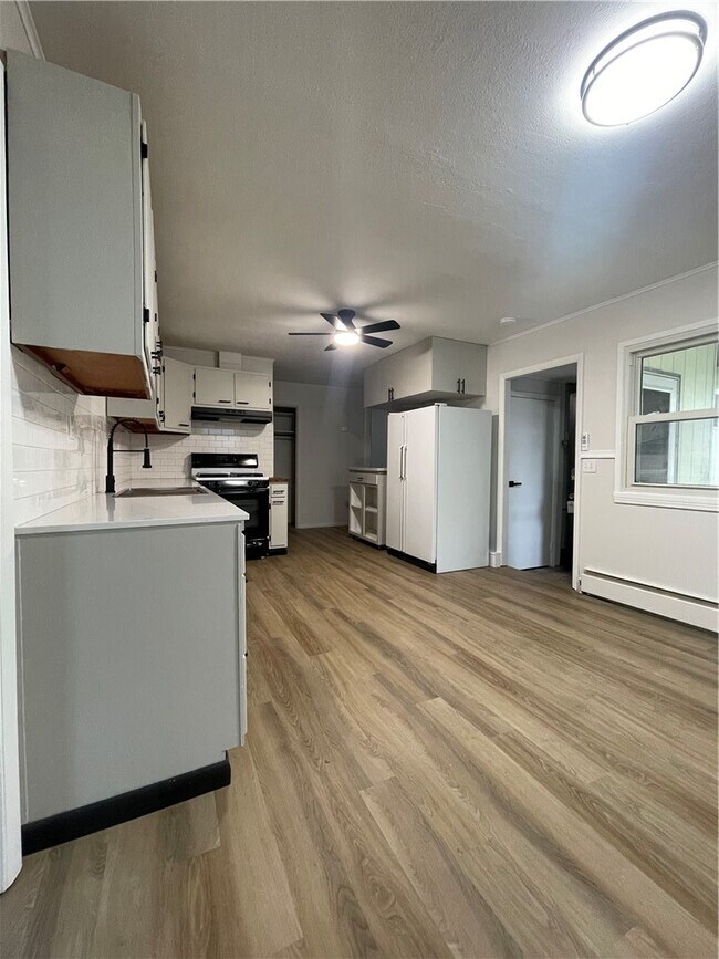 Building Photo - 218 Lynhurst Ave