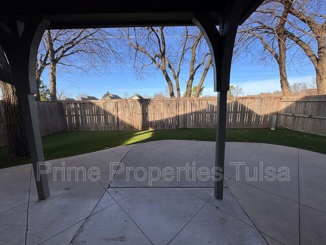 Building Photo - 528 North Willow Pl W