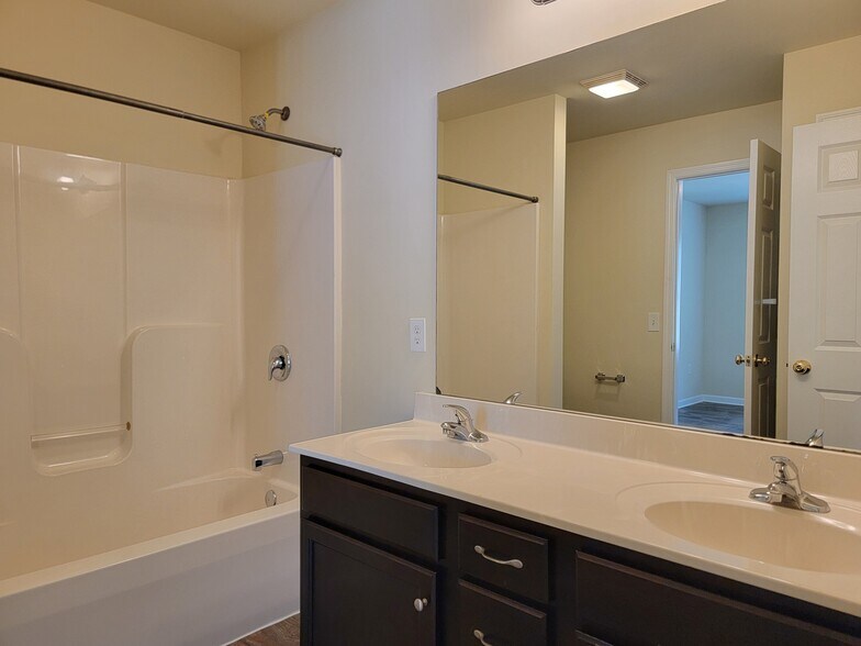 Building Photo - 118 Park Place Cir