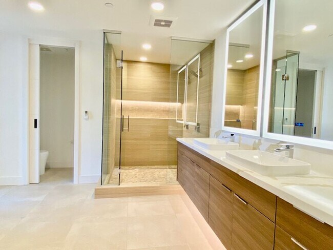 Building Photo - Enjoy The Coastal Carlsbad Village Lifestyle