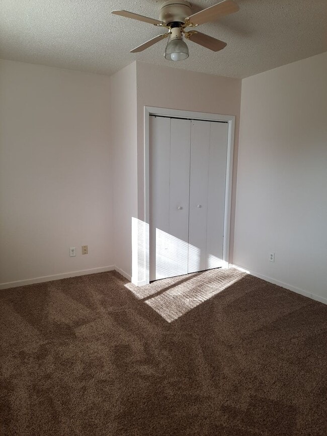 Building Photo - 3 BEDROOM | 2 BATH | HOUSE | SINGLE GARAGE...