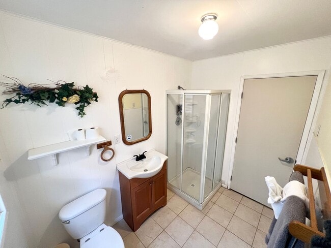 Building Photo - 877 Tulip Ln