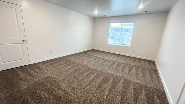 Building Photo - 3 Bedroom/2.5 Bathroom Townhouse in Magna