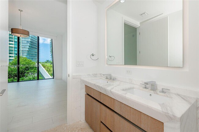 Building Photo - 2831 S Bayshore Dr