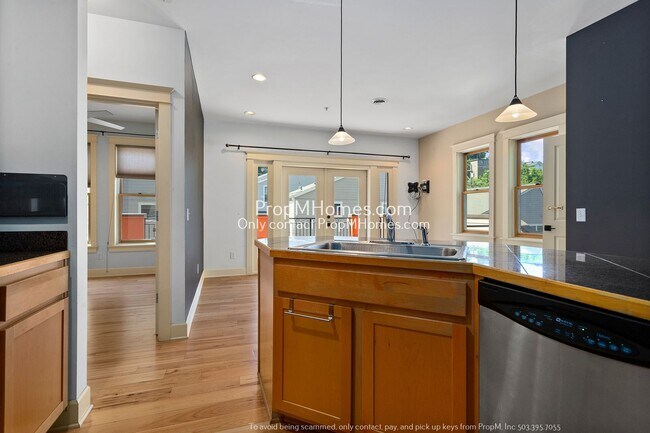 Building Photo - Two-Bedroom End Unit Condo in Goose Hollow! DEPOSIT SPECIAL