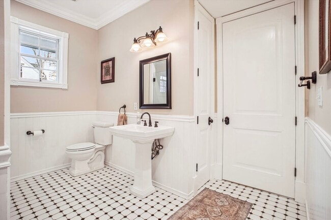 Building Photo - Stunning and Spacious Single Family Home S...
