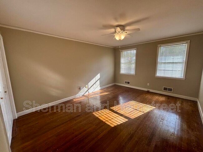 Building Photo - 807 Barrett Ln