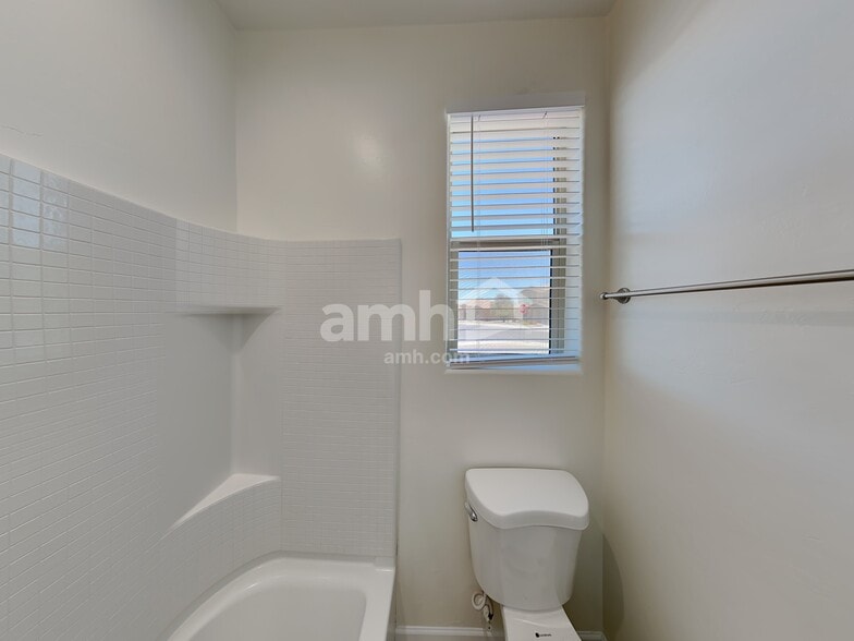 Building Photo - 10824 N Avenida Vallejo