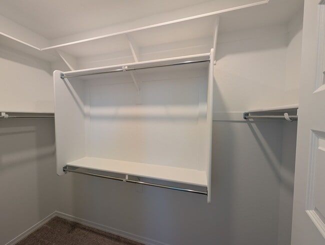 Building Photo - 4 Bedroom 3 Bathroom Home