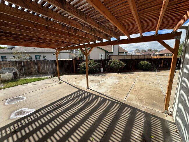 Building Photo - Quiet Home on Cul-De-Sac Available now!!