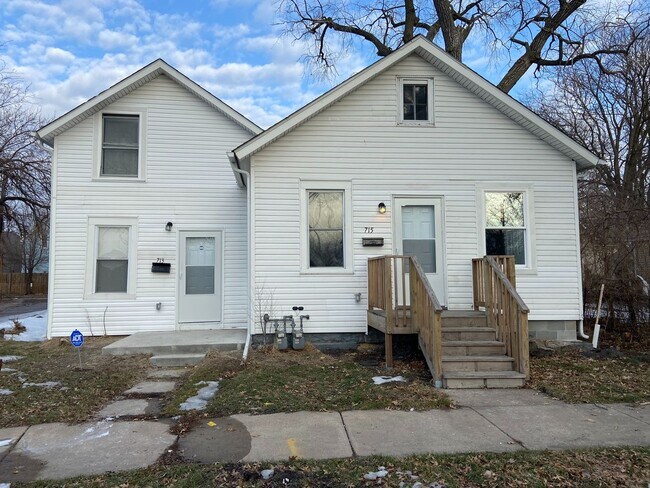 Building Photo - SW 713/715 14 1/2 St