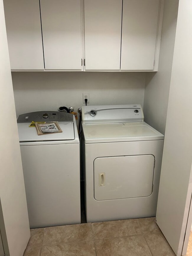Building Photo - Great 3 bedroom 2 bath in Visalia ready fo...