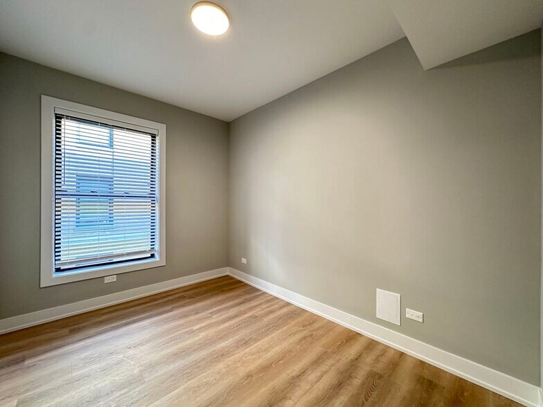 Building Photo - 443 W Belden Ave