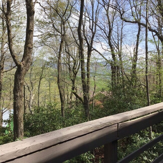 Building Photo - Spacious Mountain Home With Finished Basement & Great Location!