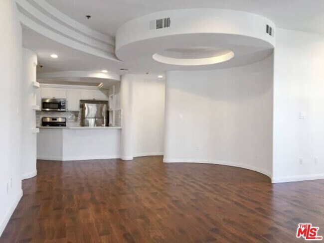 Building Photo - 12712 Moorpark St