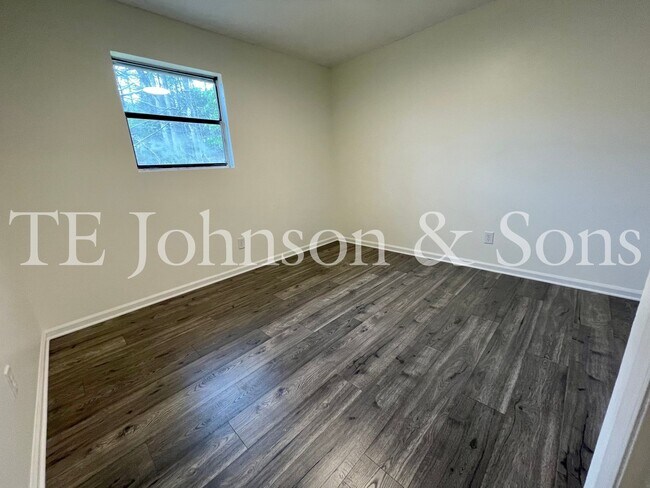 Building Photo - See This Renovated 2 Bedroom In Green Oaks!