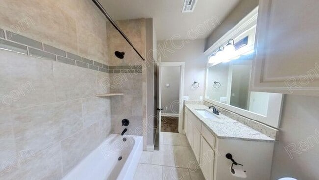 Building Photo - Super 4 bed 2 bath on the Southwest side.