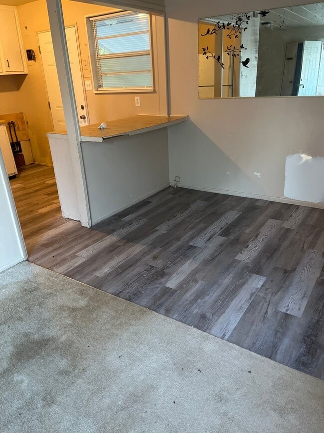 Building Photo - 2 Bed, 1 Bath Home