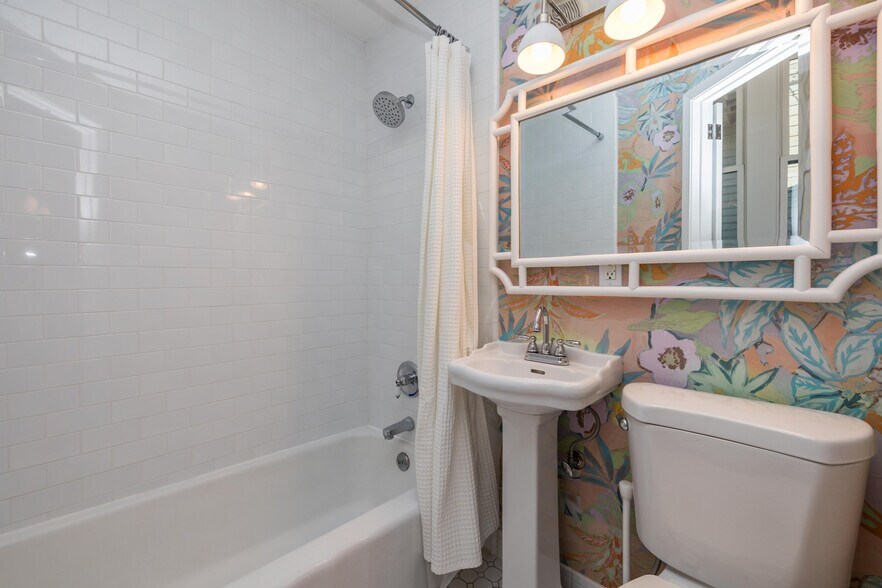 Building Photo - 1392 McAllister St