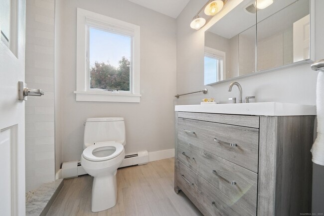 Building Photo - 656 Fairfield Beach Rd