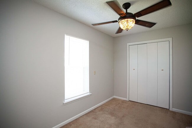 Building Photo - 2000 Lessel Dr