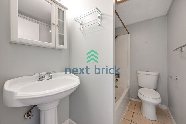 Building Photo - "Charming 2-Bed Retreat in Seattle's Heart – Cozy 840 Sq Ft Haven on 14th Ave West!"