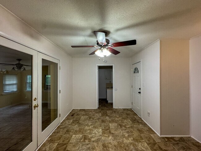 Building Photo - Charming 3 Bed 1.5 Bath Home Close to Fort Liberty