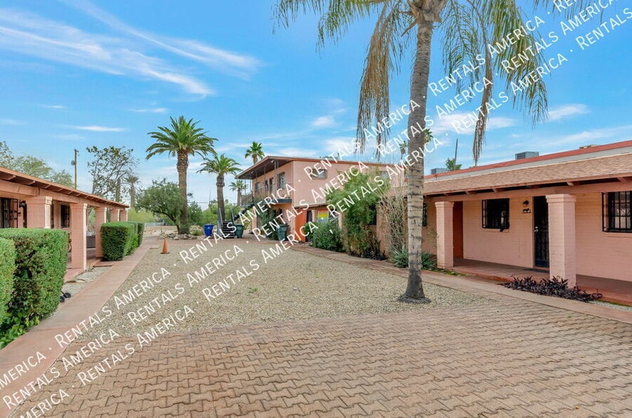 Building Photo - 947 N Alvernon Way