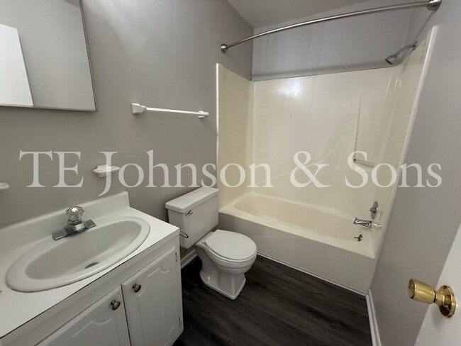 Building Photo - COMFORT, CONVENIENCE AND AFFORDABILITY! Ju...