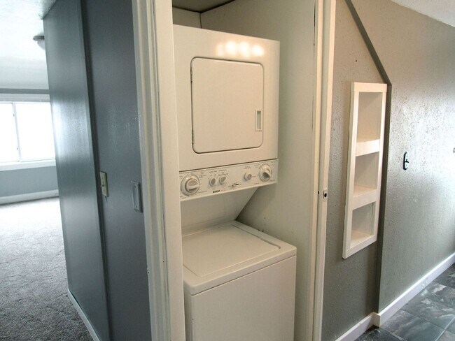 Building Photo - 303-305 11th St SE