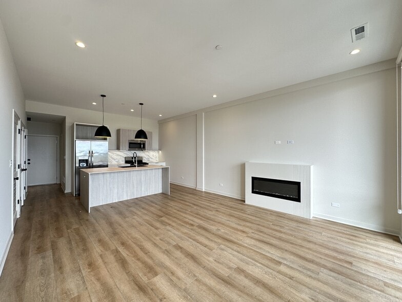 Building Photo - 3207 N Narragansett Ave