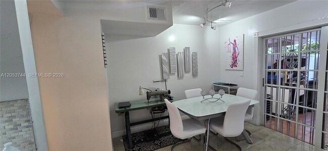 Building Photo - 1345 W 41st St