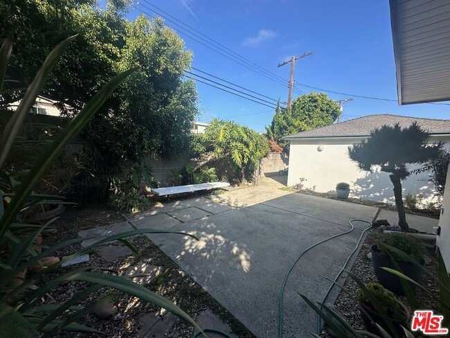Building Photo - 3169 S Bentley Ave