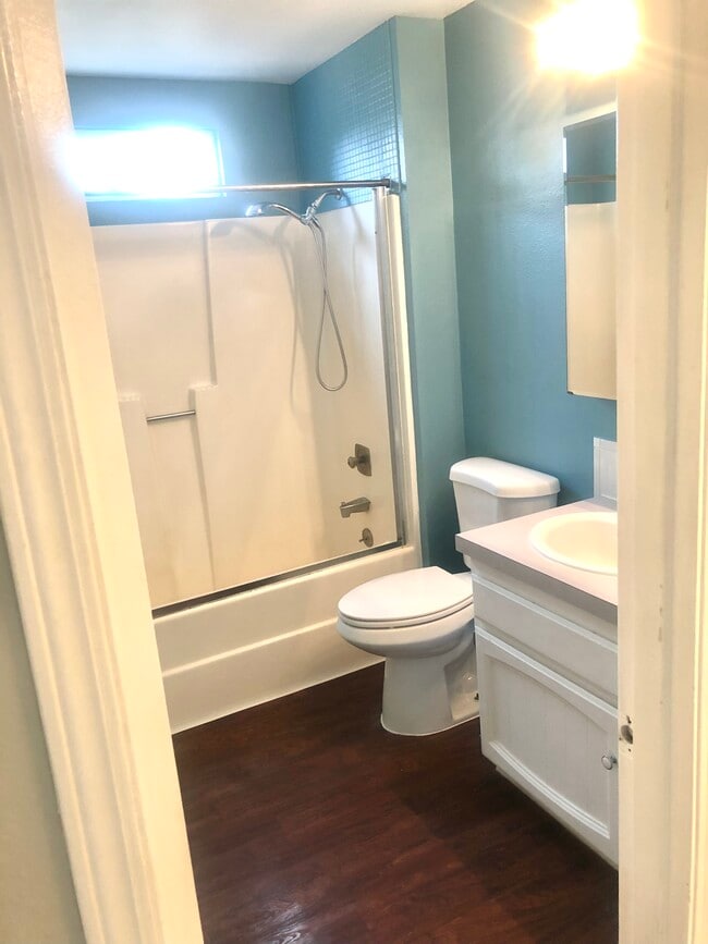 Bathroom - 1947 Union Ave SE