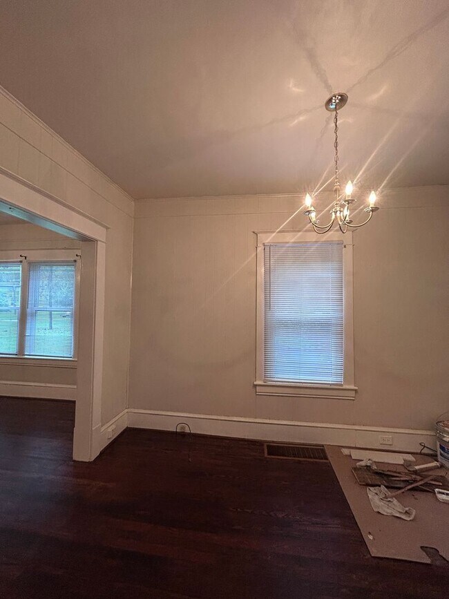 Building Photo - Spacious 3 BR home, Minutes to Medical Cen...