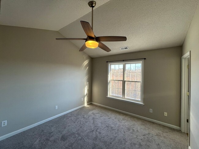 Building Photo - Charming 2BD, 2.5BA Townhome in an Excellent Community with Amenities