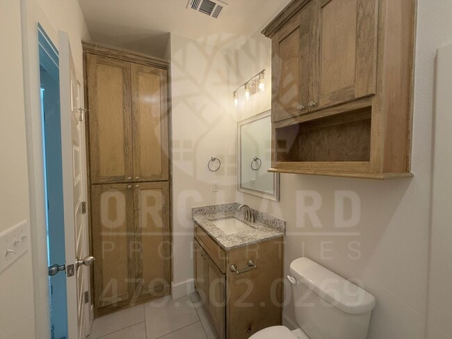 Building Photo - Single-Family Home- 2 Bed/ 2 Bath w/ Hobby...