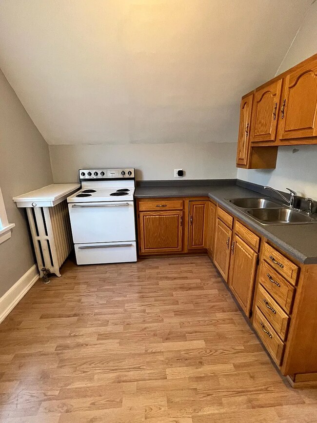 Building Photo - 4813 W 5th St