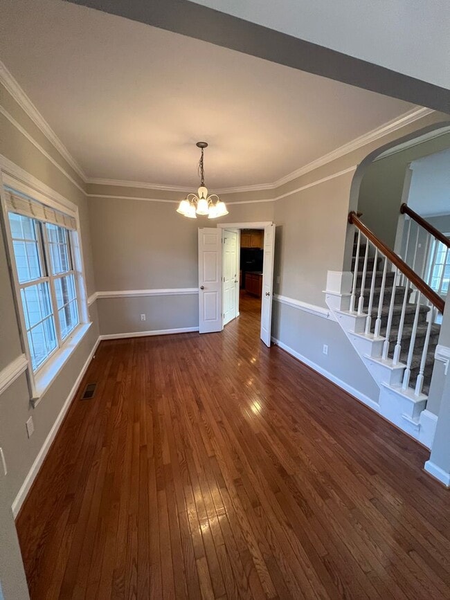 Building Photo - Beautiful 5 bedroom Executive Home In Wakefield