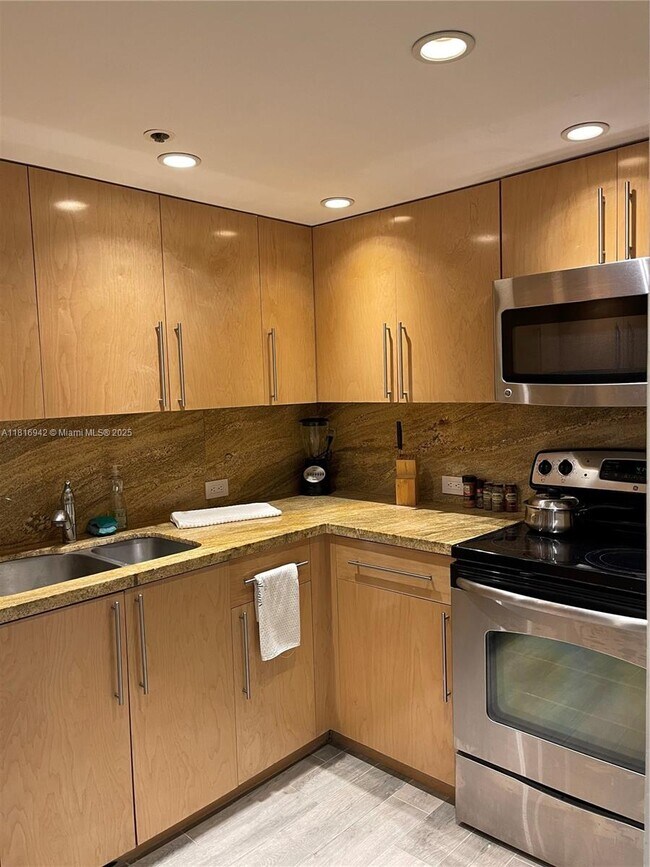 Building Photo - 1717 N Bayshore Dr
