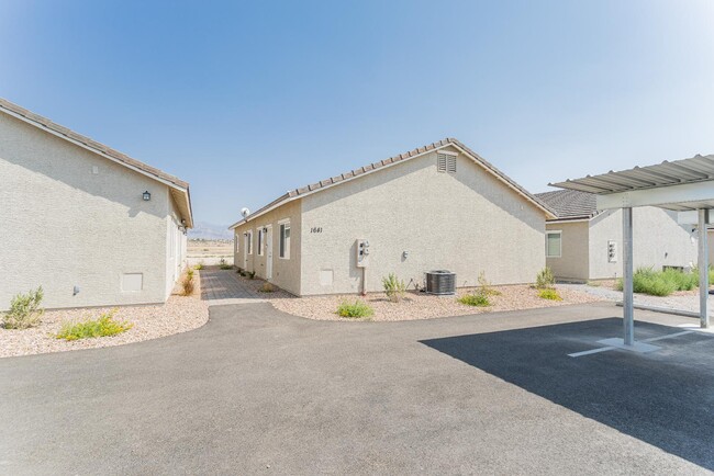 Primary Photo - 1621 S Dandelion St