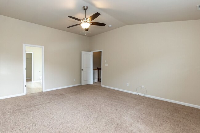 Building Photo - Gorgeous LARGE Family Home!