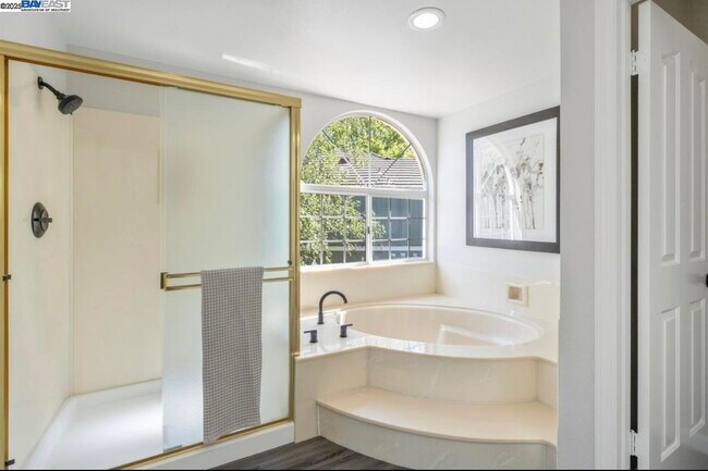 Building Photo - 5 Stuart Pl